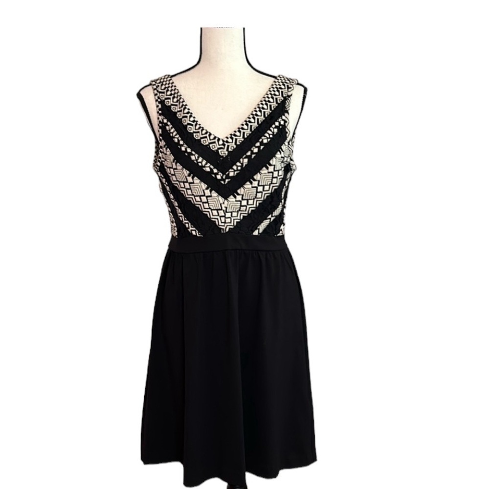 Cynthia Rowley sleeveless V-neck Midi w/ black & white bodice,lace detail,size M